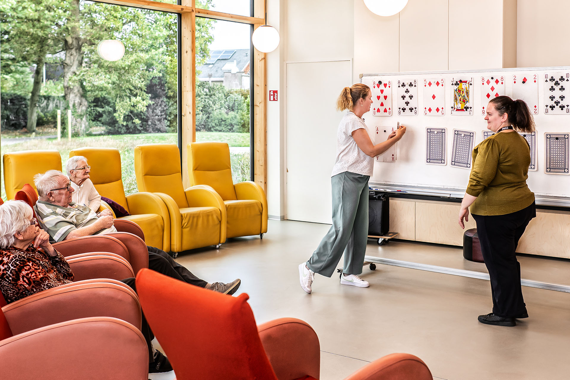 Bewohnerinnen und Bewohner von Pflegeheimen nehmen dank des Tubbe-Modells an Kartenspielen teil.